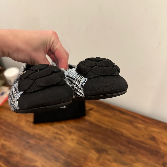 Chanel never worn flats AVAILABLE TILL 06/06 - Picture 7 of 10